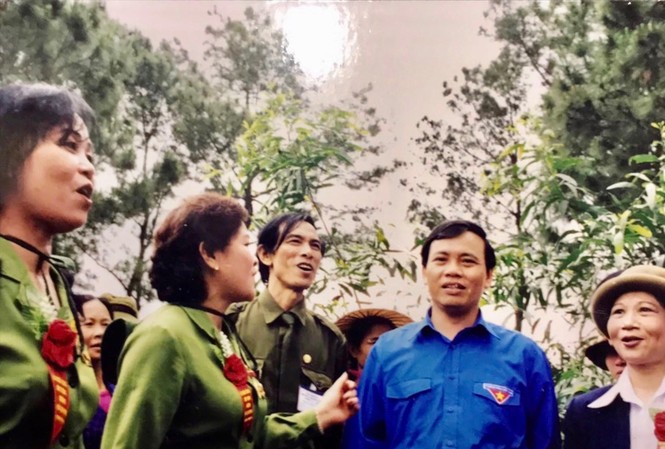 Hồi ức của 'cha đẻ' Năm Thanh niên Ông Vũ Trọng Kim (thứ 2, từ phải sang) cùng đoàn văn công Tiếng hát át tiếng bom, hát đồng ca tại Quảng Bình năm 2000