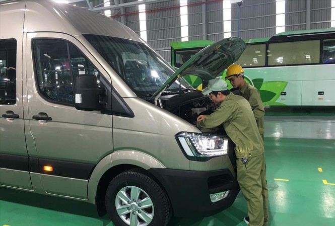 Xe nhập khẩu ồ ạt tràn về, Doanh nghiệp sản xuất lắp ráp ô tô sẽ ra sao? Các công nhân Thaco đang kiểm tra kỹ thuật xe buýt nhỏ Ảnh: Tuấn Nguyễn