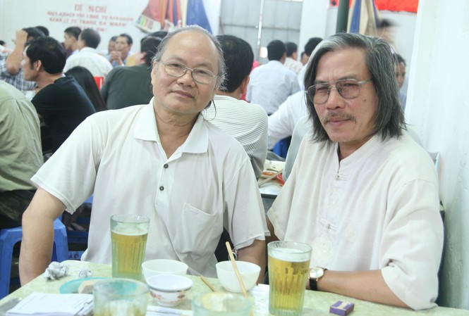 Hên, xui Xuân Ba NS Xuân Ba (trái) năm đã xa và tác giả Xuân Ba