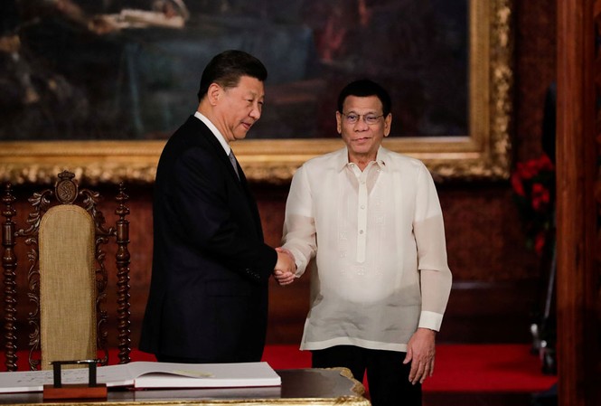 Thăm Bắc Kinh, ông Duterte vẫn sẽ nói về biển Đông Tổng thống Philippines Rodrigo Duterte tiếp Chủ tịch Trung Quốc Tập Cận Bình tại Manila vào tháng 11/2018 Ảnh: Reuters
