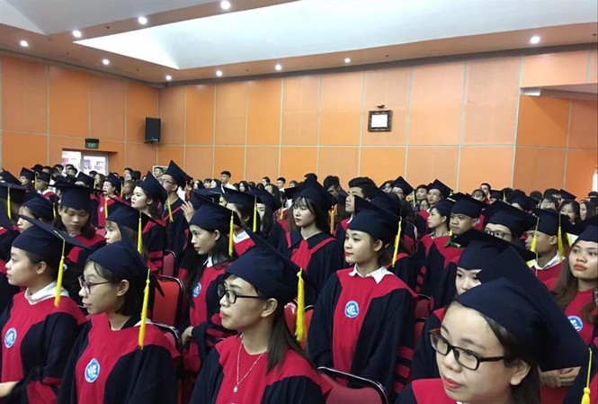 Bỏ xếp loại, hình thức đào tạo trên văn bằng đại học: Khó kiểm soát chất lượng Mỗi tấm bằng ĐH đều có một “câu chuyện” riêng của nó. ẢNH: NGHIÊM HUÊ