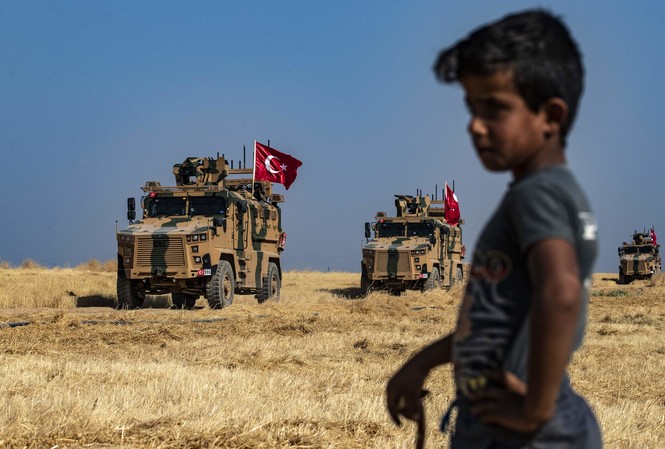 Ông Trump bật đèn xanh để Thổ Nhĩ Kỳ tiến vào Syria Đoàn xe quân sự của Thổ Nhĩ Kỳ di chuyển trên vùng đông bắc Syria trong tháng này, trong một chiến dịch tuần tra chung với lực lượng Mỹảnh: Getty Images