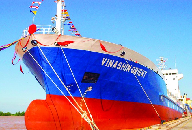 Bài học từ con tàu đắm Vinashin Vinashin từng một thời là tập đoàn lớn nhất trong các tập đoàn nhà nước, với các tàu đóng mới liên tục được hạ thuỷ