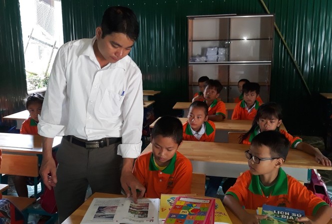“Nhọc nhằn” giáo viên thi để thăng hạng Nhiều thầy cô ở Thanh Hóa lo lắng khi tham gia thăng hạng giáo viên. Trong ảnh là 1 lớp học tại bản Sa Ná, xã Na Mèo, huyện Quan Sơn, Thanh Hóa
