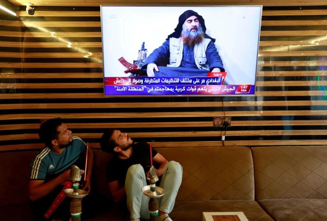 Thủ lĩnh bị tiêu diệt, nhưng IS chưa chết Hai thanh niên Iraq theo dõi thông tin về vụ tiêu diệt Baghdadi trên truyền hình
ảnh: Reuters