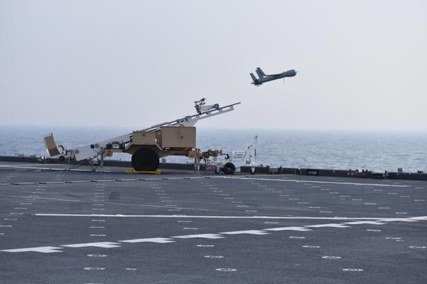 Máy bay không người lái trên Biển Đông Drone ScanEagle được phóng đi từ tàu chiến Mỹ ảnh: US Navy