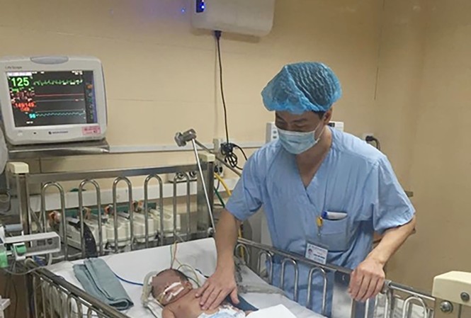 Hai anh em ruột tử vong vì nhiễm khuẩn Whitmore Bác sĩ chăm sóc bệnh nhi trong phòng hồi sức