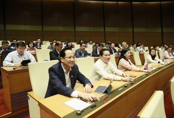 Tăng tuổi hưu, nghỉ 2 ngày dịp Quốc khánh Quốc hội biểu quyết thông qua Bộ luật Lao động sửa đổi Ảnh: Như Ý