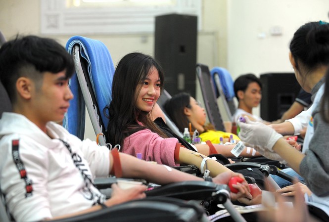 Hưởng ứng Chủ nhật Đỏ 2020: ĐH Kinh doanh & Công nghệ mở màn chiến dịch Sinh viên tham gia hiến máu tại chương trình Chủ nhật Đỏ 2020 Ảnh: Xuân Tùng