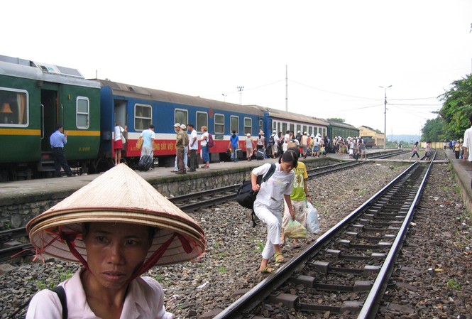 Đường sắt 100.000 tỷ đồng Hải Phòng- Lào Cai: Lãng phí? Đường sắt Hải Phòng - Lào Cai mới sẽ nối với Trung Quốc được xây dựng với kinh phí khoảng 100.000 tỷ đồng. Trong ảnh là tuyến đường sắt hiện tại ảnh: Mạnh Thắng