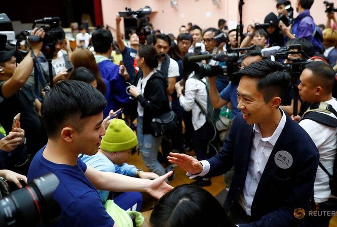 Chiến thắng biểu tượng của 'phe dân chủ' Hong Kong Ứng viên Kelvin Lam ăn mừng chiến thắng với những người ủng hộ
ảnh: Getty