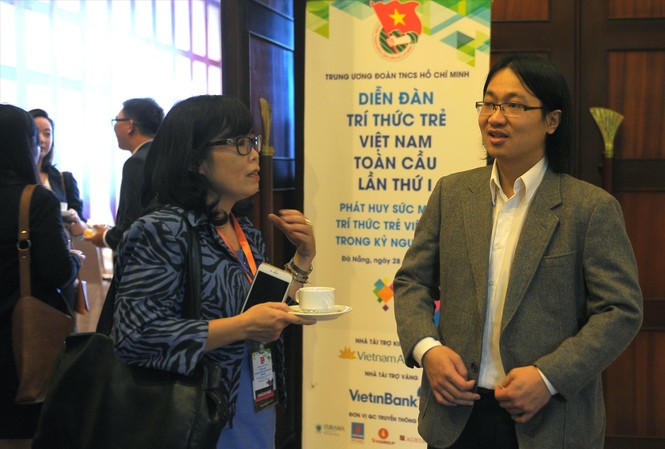 Chung tay giải quyết thách thức TS.Trần Hoàng Sơn trao đổi với đại biểu tại Diễn đàn lần thứ nhất Ảnh: Xuân Tùng