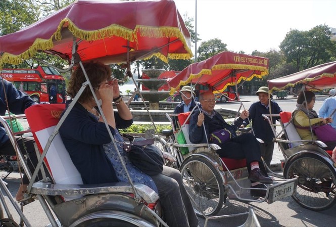Hà Nội xem xét cấm xe xích lô hoạt động: Có nên khai tử 'nét xưa Hà Nội'? Nhiều du khách nước ngoài ưa thích dịch vụ xích lô tại Hà Nộiảnh: Nguyễn Thắng