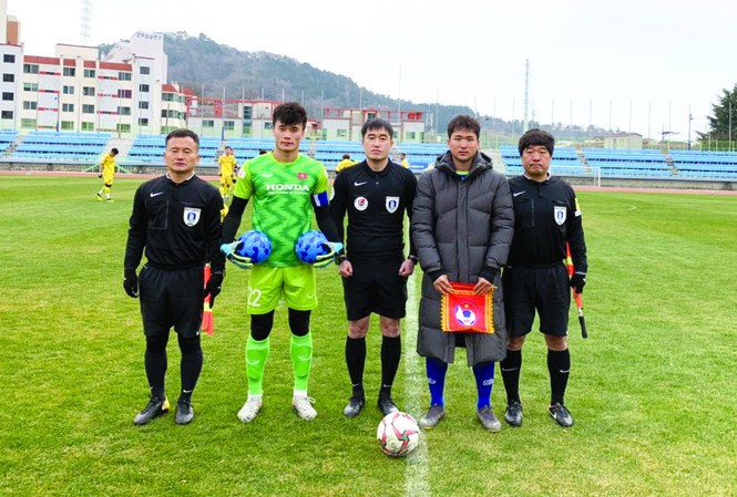 U23 Việt Nam kết thúc tập huấn tại Hàn Quốc Thủ môn Bùi Tiến Dũng mang băng thủ quân U23 Việt Nam ở trận này