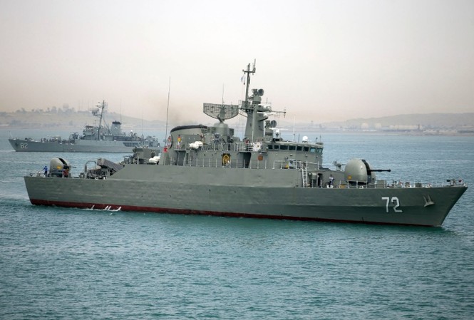 Trung - Nga - Iran xích gần nhau Tàu chiến Alborz của Iran chuẩn bị rời khỏi vùng biển của Iran ngày 7/4/2015 Ảnh: Fars