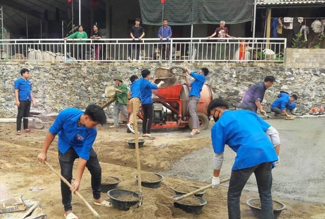 Bạn trẻ Hòa Bình sôi nổi các hoạt động trong Tháng thanh niên ĐVTN tham gia xây dựng sân chơi thiếu nhi tại huyện Yên Thủy (Hòa Bình)
Ảnh: PV