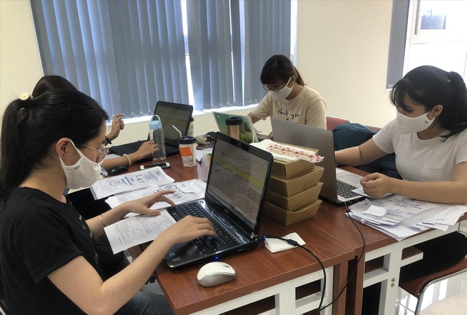 Sinh viên Y khoa viết đơn tham gia chống dịch Sinh viên ngành Y chung tay hỗ trợ đẩy lùi dịch COVID-19Ảnh: Uyên Phương
