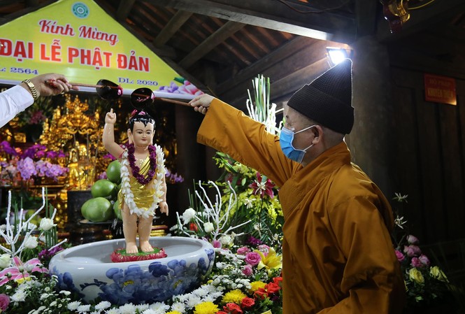 Mùa Phật đản an lạc, đồng hành với dân tộc Nghi thức tắm Phật truyền thống tại chùa Hoa Yên, Yên Tử Ảnh: KỲ SƠN