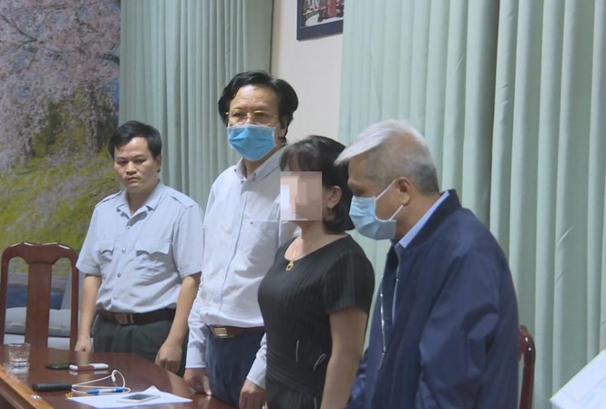 Sự thật - hành trình trần ai: Còn đó một niềm tin 3 nam bác sĩ bị khởi tố, bắt giam tại Sở Y tế tối 27/4 (ông Long đứng giữa, cao nhất trong ảnh)