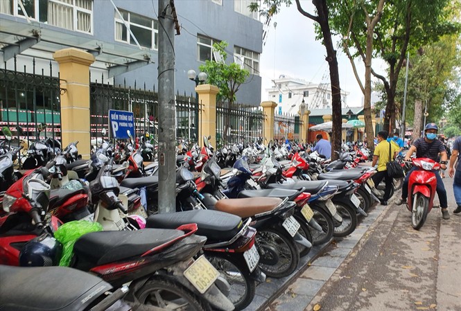 Vẫn loạn giá trông giữ xe ở Hà Nội Bãi xe trước cổng Bệnh viện Việt Đức (Hoàn Kiếm, Hà Nội)