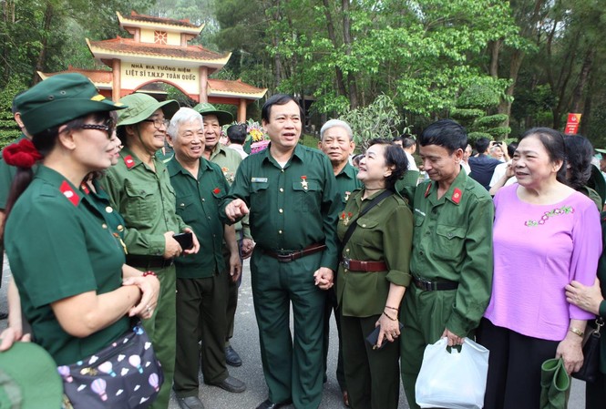 Máu và hoa: Quyết định lịch sử Chủ tịch T.Ư Hội Cựu TNXP Vũ Trọng Kim (thứ 4 trái sang) cùng đồng đội về tri ân các anh hùng liệt sĩ, gia đình có công nhân kỷ niệm 50 năm mở đường Hồ Chí Minh