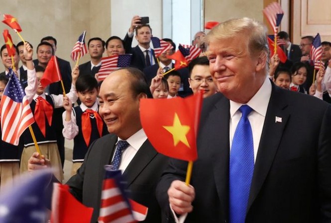 25 năm quan hệ Việt -Mỹ: Từ cựu thù thành bằng hữu Thủ tướng Nguyễn Xuân Phúc và Tổng thống Mỹ Donald Trump vẫy cờ của hai nước trong cuộc gặp tại Hà Nội vào tháng 2/2019
Ảnh: Reuters