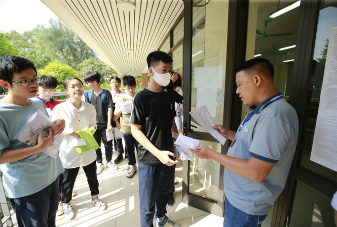 Gần 89.000 học sinh Hà Nội thi vào lớp 10: Nhiều phụ huynh lo đến mất ngủ Sáng 16/7, thí sinh ở Hà Nội đến trường làm thủ tục dự thi, điều chỉnh sai sót (nếu có) ảnh:Như Ý