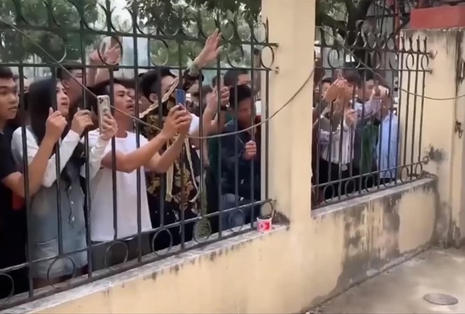 Bóc mẽ 'giang hồ mạng': Cháy nhà ra mặt... tội phạm “Anh em giang hồ” đến livestream ngày Khá Bảnh ra tòa để câu like. Ảnh: CTV