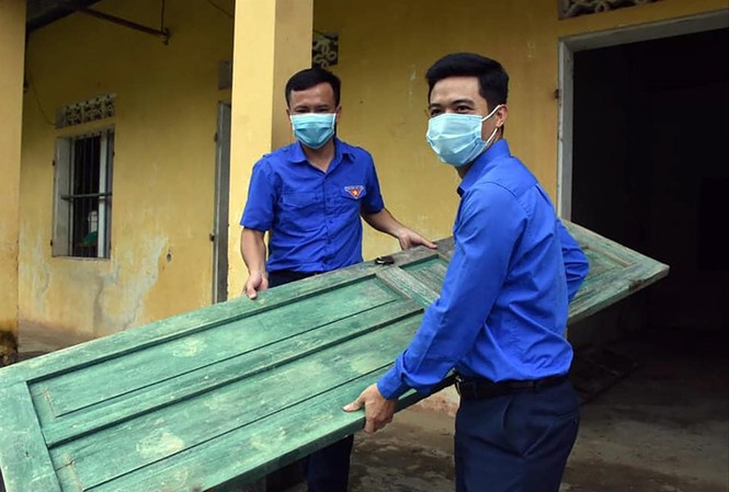 Ba công trình tặng thanh thiếu nhi dân tộc thiểu số ĐVTN tháo dỡ lớp học cũ đã xuống cấp để xây mới Ảnh: PV