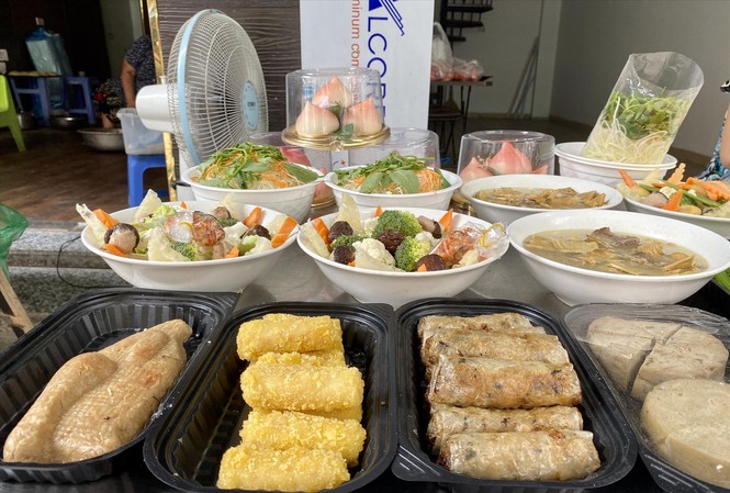 Đồ chay ế rằm tháng bảy Nem chay, canh củ quả và nộm chay bày bán trên vỉa hè chợ Hàng Bè, Hà Nội