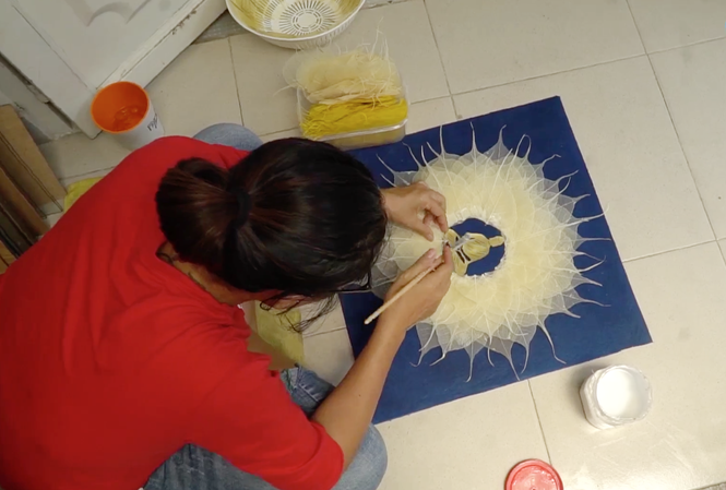 Cứu cánh từ lá bồ đề Các công đoạn làm tranh đều rất tỉ mỉ để giữ gìn từng gân lá