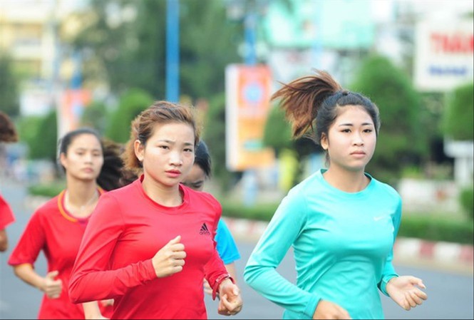 Tiền Phong Golf Championship giàu ý nghĩa, nhân văn Vận động viên Nguyễn Thị Oanh (hàng trước, bên trái) rèn luyện để tranh tài trên đường chạy báo Tiền Phong