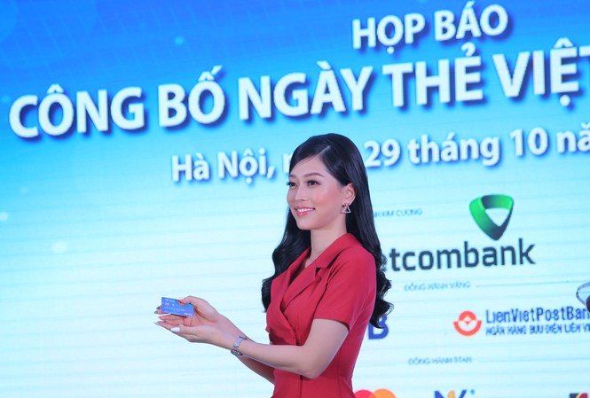 Thanh toán không dùng tiền mặt bằng thẻ chip nội địa: Xu hướng mới trong giao dịch Đại sứ Ngày thẻ Việt Nam 2020 Á hậu Bùi Phương Nga giới thiệu chiếc thẻ chip đa năng phát hành trong Ngày Thẻ Việt Nam 2020Ảnh: Hoàng Mạnh Thắng
