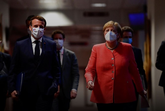 Châu Âu bất đồng về vai trò an ninh của Mỹ Thủ tướng Đức Angela Merkel và Tổng thống Pháp Emmanuel Macron đến dự cuộc họp báo chung tại trụ sở EU ở Brussels ngày 21/7. Ảnh: Getty
