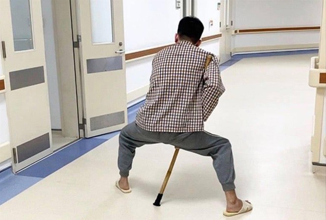 Trả lại dáng đi cho 'người cua' Bệnh nhân có dáng đi của con cua trước khi phẫu thuật