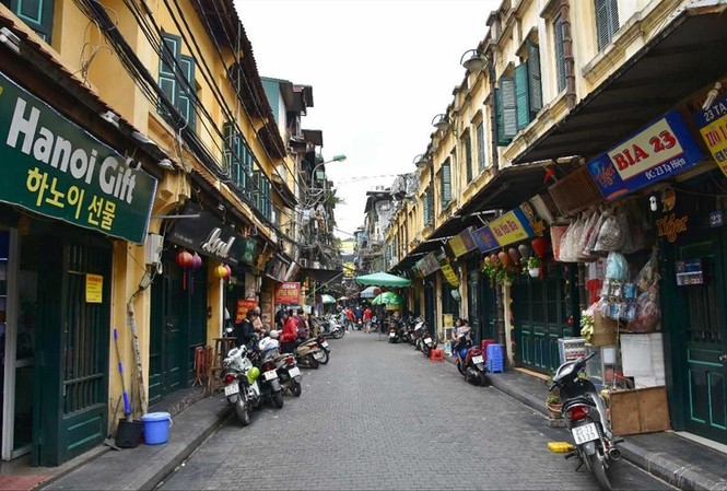 Du lịch đói khách kéo dài Phố cổ Hà Nội đìu hiu vì vắng khách Tây