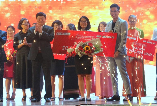 Cô gái bỏ việc ngân hàng về quê nâng tầm củ nghệ Lê Thị Thư đạt giải Nhất cuộc thi Khởi nghiệp năm 2020