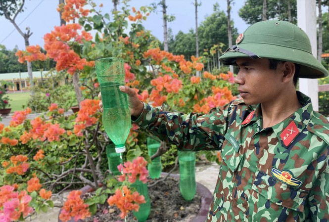 Sáng tạo của binh nhất người Khơ-me mang lại hiệu quả Binh nhất Thạch Mích và mô hình “Tưới nhỏ giọt bằng chai nhựa” chăm sóc các bồn hoa, cây cảnhẢnh: PV
