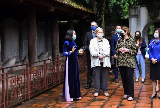Thi ký họa Văn Miếu - Quốc Tử Giám Thi ký hoạ về di tích quốc gia đặc biệt Văn Miếu-Quốc Tử Giám