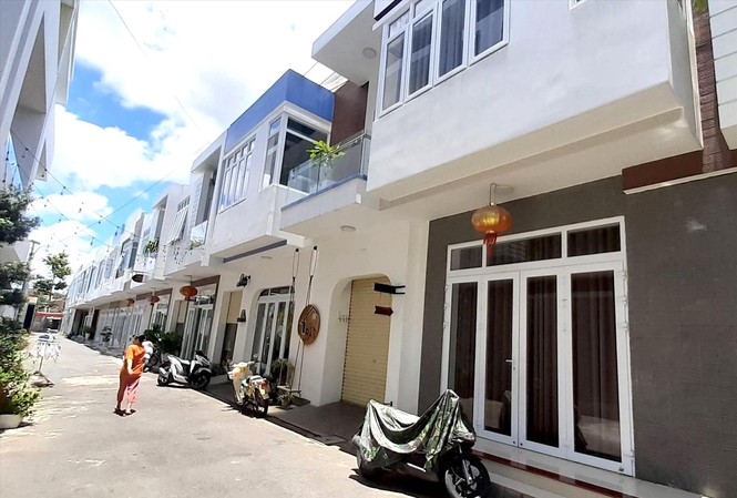 Vụ núp bóng “hiến đất mở đường” ở Kon Tum: Tiếp tục kỷ luật nhiều cán bộ Cũng với chiêu bài "hiến đất”, một cá nhân đã mở đường trái phép để phân lô, xây 15 ngồi nhà thương mại ở phường Quyết Thắng Ảnh: Lữ Hồ