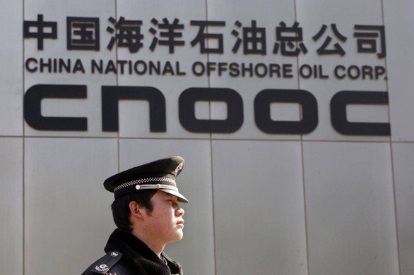 Chính quyền Trump “tung đòn” cuối với Bắc Kinh Một cảnh sát đứng trước trụ sở CNOOC ở Bắc Kinh