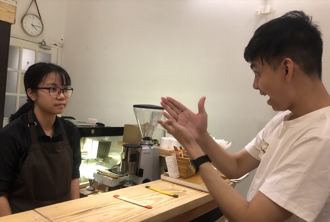 Quán từ tâm Quán của Thời Thanh xuân là nơi để giúp các bạn điếc tự tin hơn trong cuộc sống. Ảnh: U.P