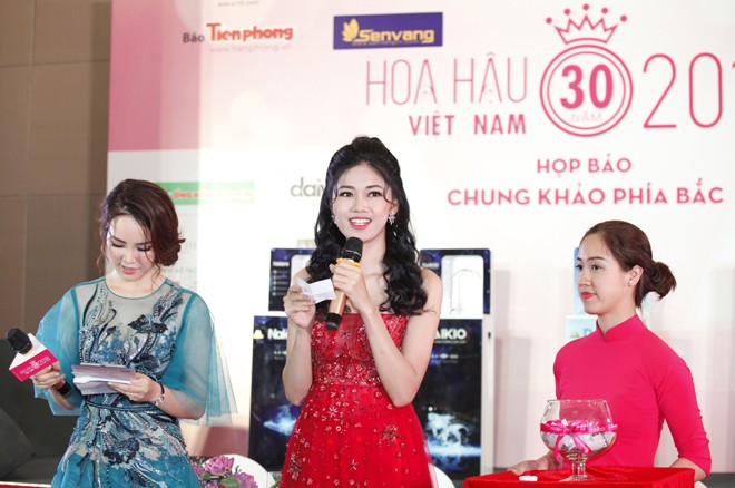 'Nghề MC, chiều cao không hẳn là lợi thế' Á hậu Ngô Thanh Thanh Tú dẫn chương trình tại sự kiện họp báo chung khảo phía Bắc Hoa hậu Việt Nam 2018. Ảnh: như ý