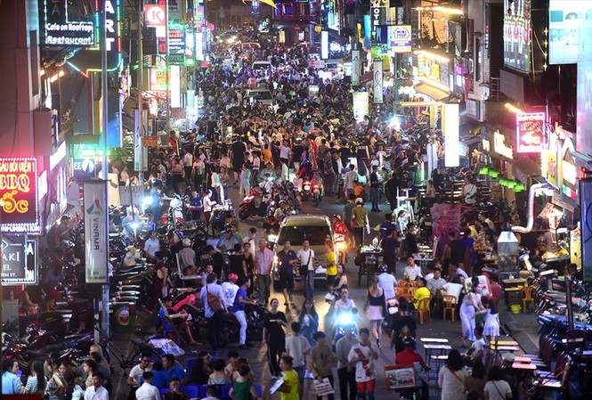 TP Hồ Chí Minh: 'Dẹp loạn' tại các phố đi bộ Phố đi bộ Bùi Viện (quận 1) trở thành “phố ăn nhậu”