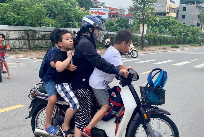 Phụ huynh chật vật vì trường thiếu phòng học Phụ huynh đón con trưa ngày 22/8 ở trường Tiểu học Chu Văn An (Hoàng Mai) Ảnh: H.L