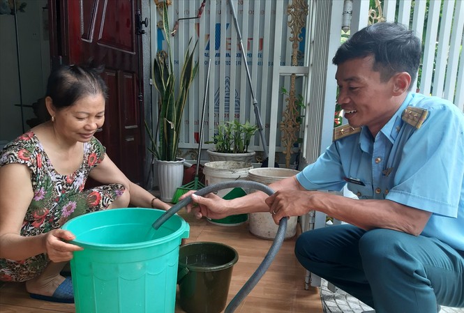 Đà Nẵng quay quắt... khát Trung úy Hoàng Văn Thi, trực tiếp bơm nước cho dân Ảnh: Nguyễn Thành
