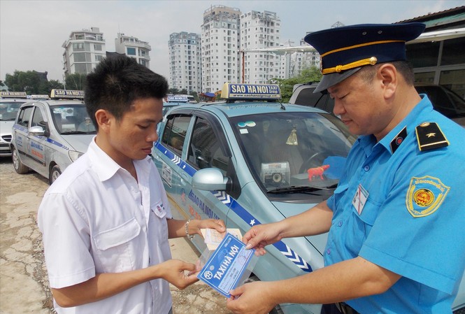 Hà Nội 'quản' taxi bằng màu sơn và phân vùng: Có ngăn sông, cấm chợ? Khi thực hiện quy chế, taxi Hà Nội sẽ không phải đeo phù hiệu “Taxi Hà Nội” như hiện nay Ảnh: T.Đảng