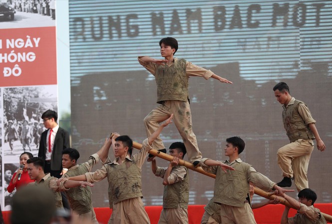 Ký ức “' đem vinh quang sức dân tộc trở về' Ký ức mùa thu của những nhân chứng tiến về tiếp quản Thủ đô. Ảnh: MẠNH THẮNG