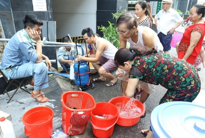 Làm rõ 'lợi ích nhóm' trong lĩnh vực cấp nước Người dân Hà Nội lo ngại về an ninh nước sạch sau sự cố nước sông Đà Ảnh: như ý