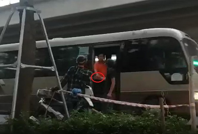 Những quán trà đá “quyền lực” Người đàn ông trung tuổi thu mỗi nhà xe khách 10.000 đồng/lượt